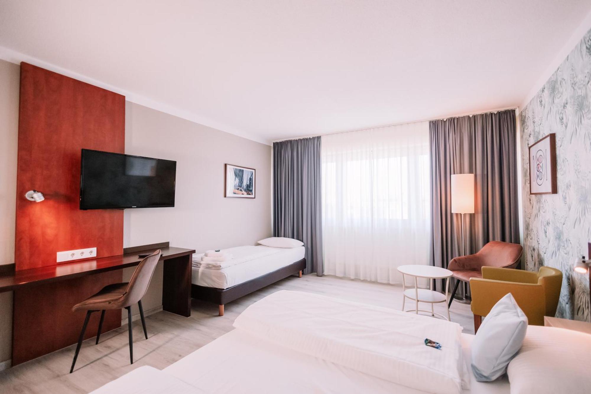 Western Ambassador Hotel 3*