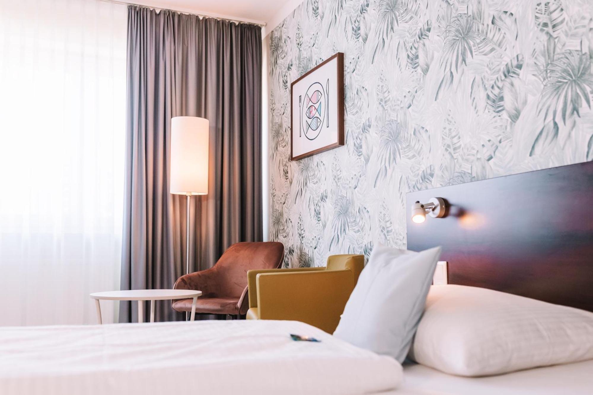 Western Ambassador Hotel 3*